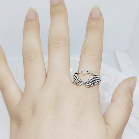 Skeleton hand combination concentric powerful ring love gesture retro ring - Picture 1 of 5